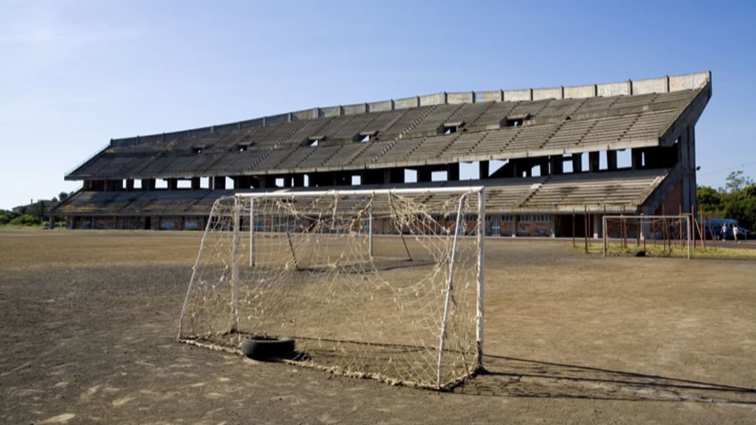 Заброшенный стадион. Pontiac Silverdome стадион. Футбольный стадион Сицилия. Заброшенный футбольный стадион в России. Стадион Майорка заброшенный.