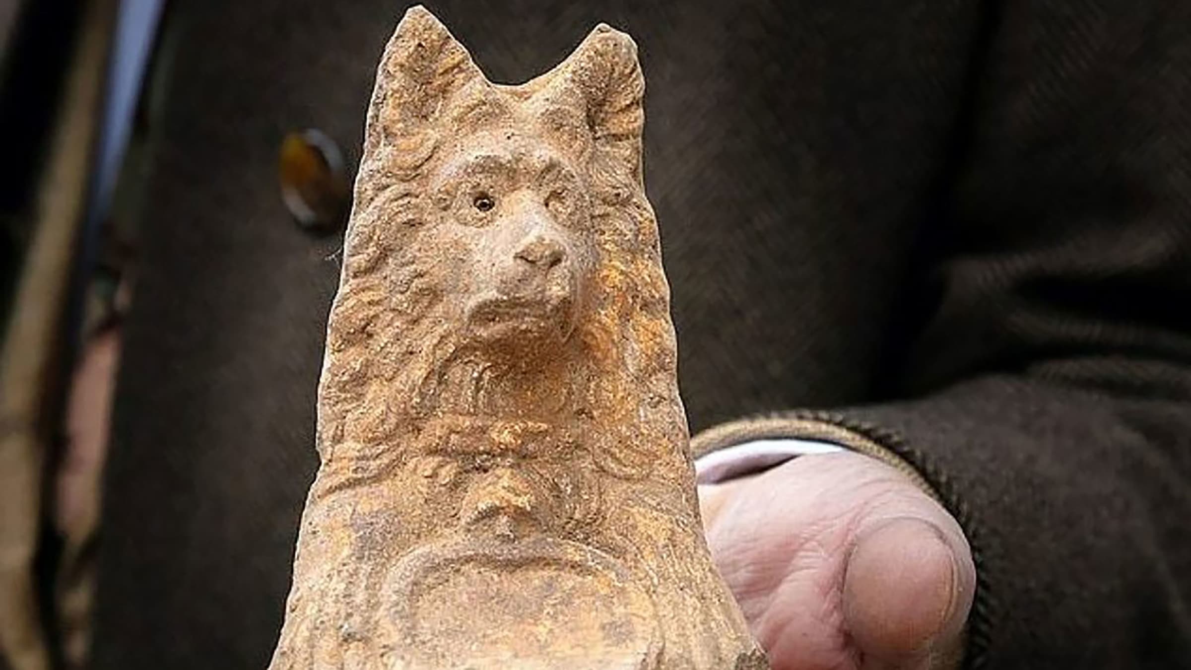 A Roman dog statue