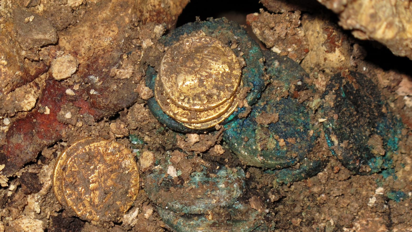 В каком году нашли первое золото. Находка "золота Бактрии". Находки кладов золота. Клад в земле. Древние клады.