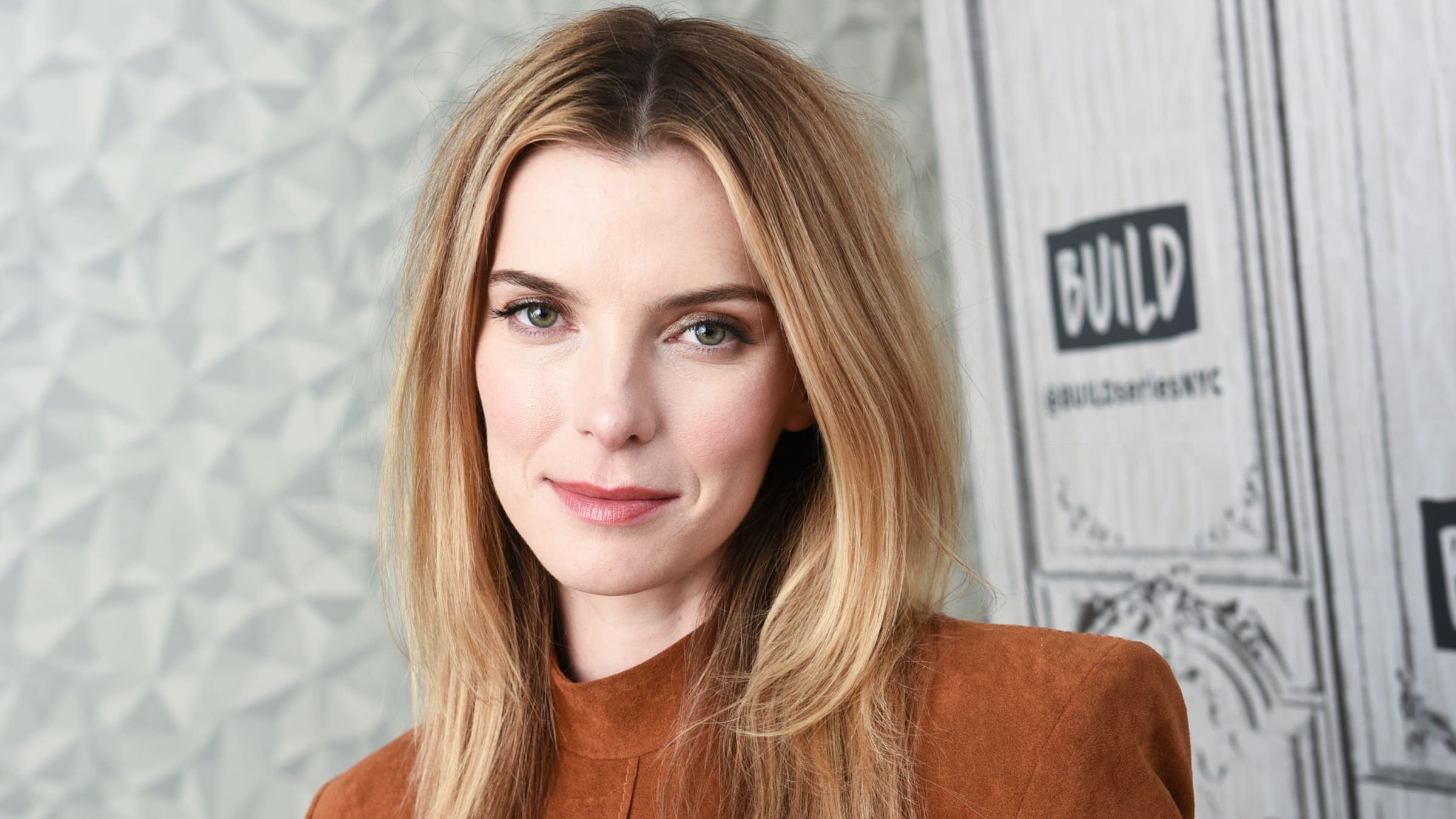 National Treasure Betty Gilpin Is Ready for Americas Gut Renovation photo