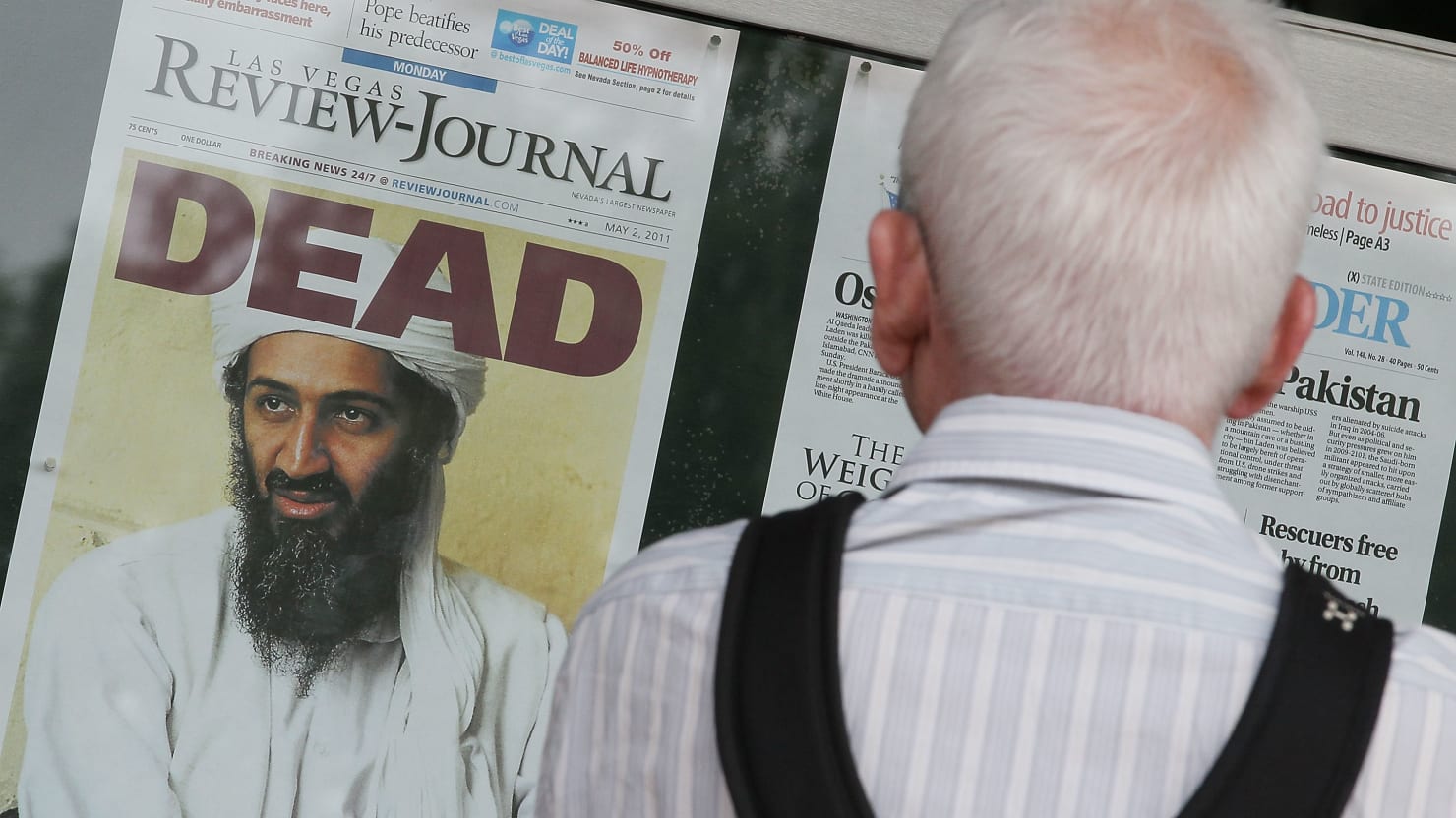 Смерть терроризму. Усама Бен Ладен 11 сентября 2001. Бен Ладен в американской газете.