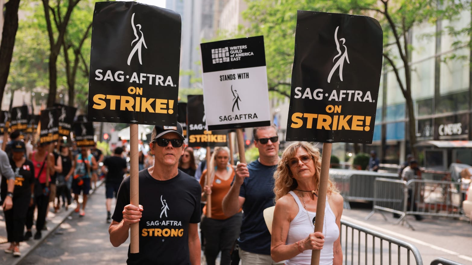 Kevin Bacon and Kyra Sedgwick at a SAG-AFTRA strike in New York