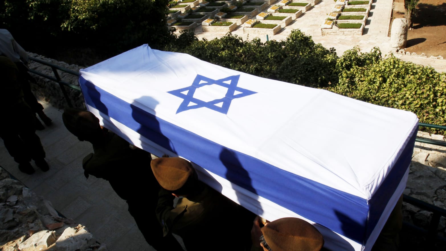 Israeli soldiers carry the flag draped coffin in 2014.