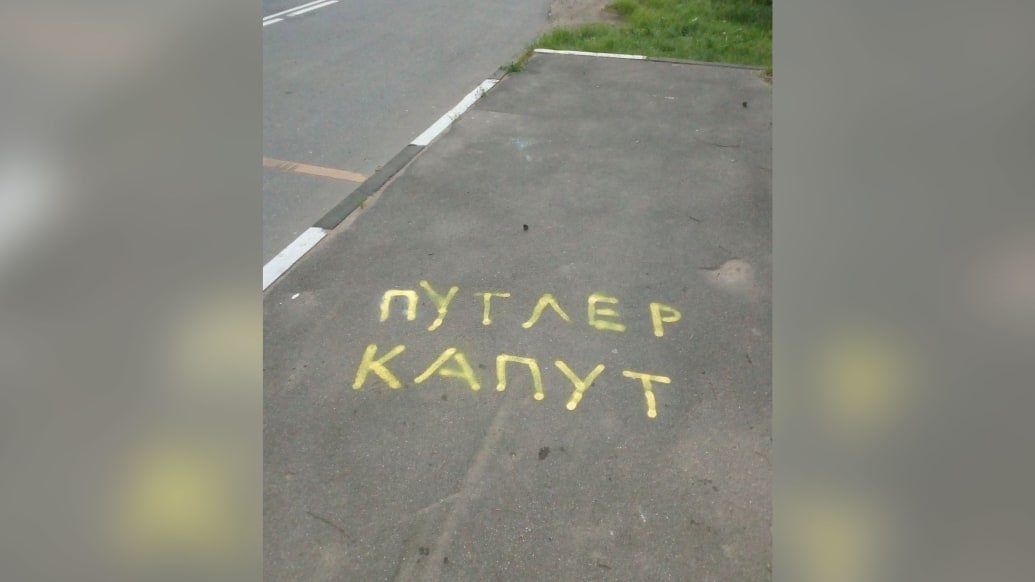 Yellow spray paint on a sidewalk that says "Putler Kaput".