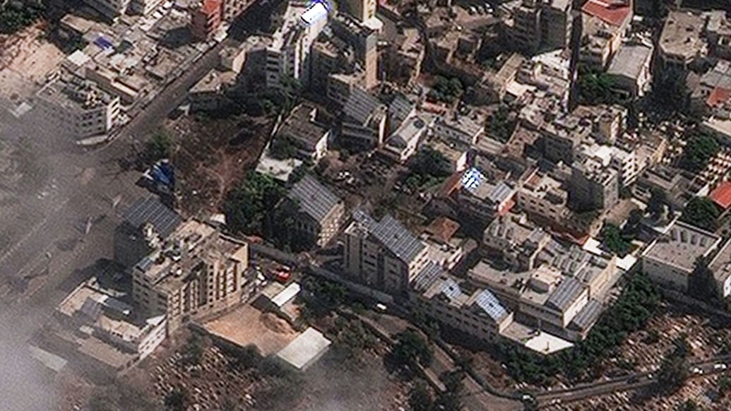 Une photo montrant une vue plus rapprochée de l'hôpital Al Ahli après l'explosion