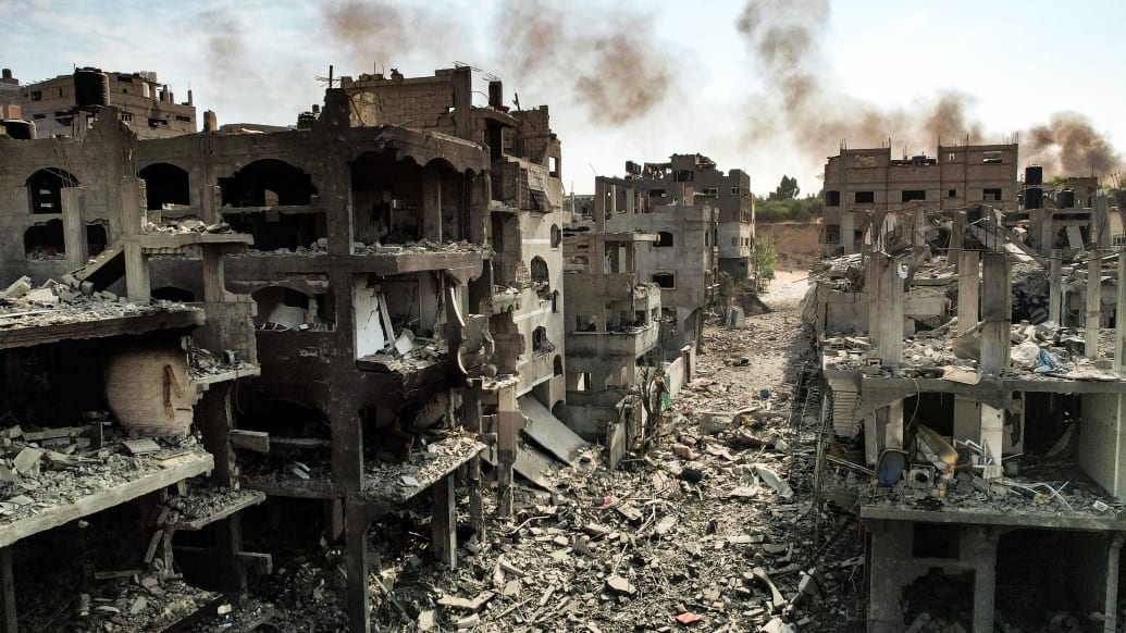 画像には、ガザ市のジャバリア・パレスチナ難民キャンプでイスラエルの空爆により破壊された建物の航空写真が含まれています。