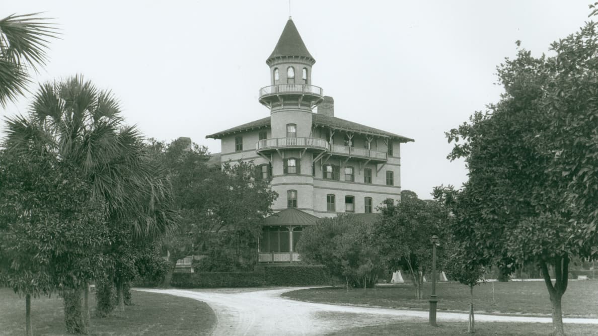 A black and white photo of a the original Jekyll Club in the late 19th century.