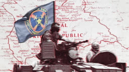 Une illustration photo montrant deux soldats du Groupe Wagner avec une carte de la République centrafricaine.