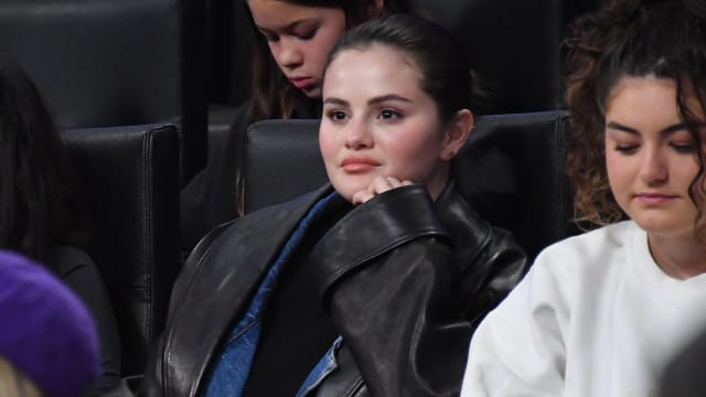 Selena Gomez attends a Los Angeles Lakers game