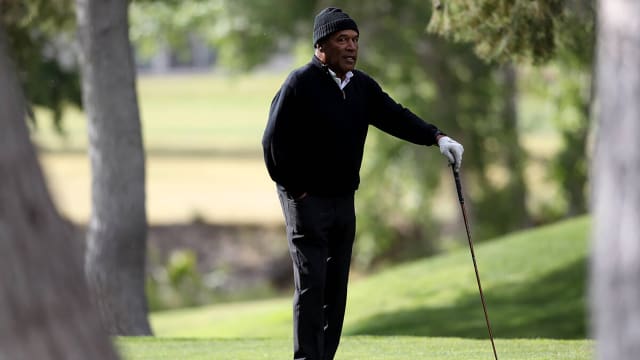 A picture of O.J. Simpson in his later years, leaning on a golf club.