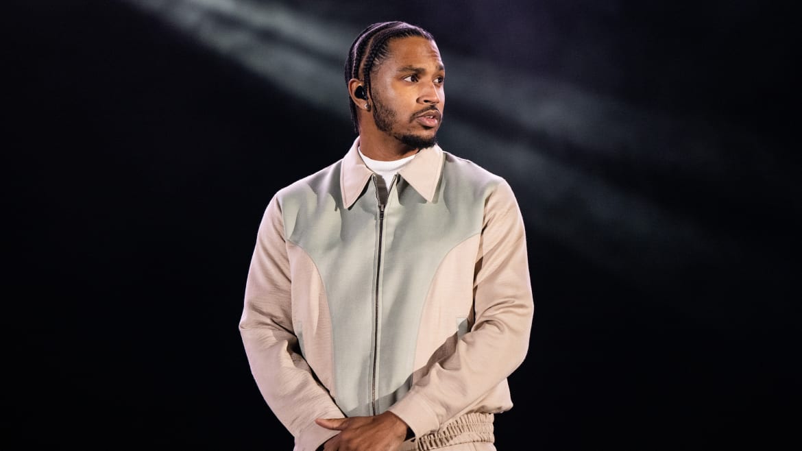 Trey Songz Hit Bowling Alley Worker Amid Restroom Romp, Staff Say