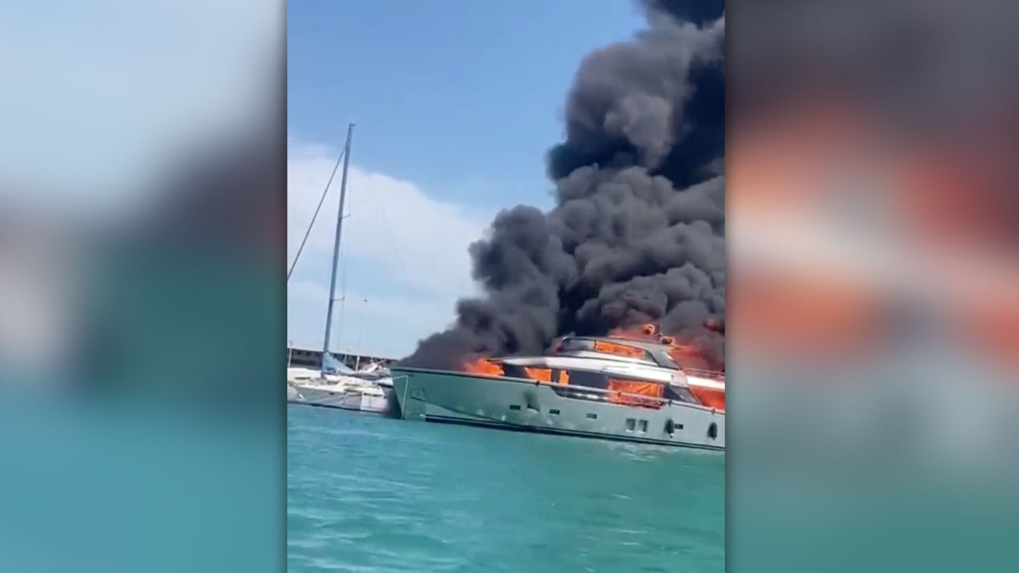 Mira este barco de 88 pies ardiendo en el mar en el puerto de Valencia, España