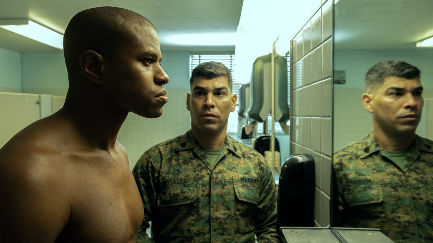 “L’inspection” est un regard époustouflant sur le temps terrifiant et triomphant d’un homme gay au camp d’entraînement des Marines