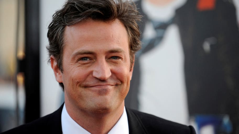 Matthew Perry attends the premiere of the film “17 Again” in Los Angeles, April 14, 2009. 