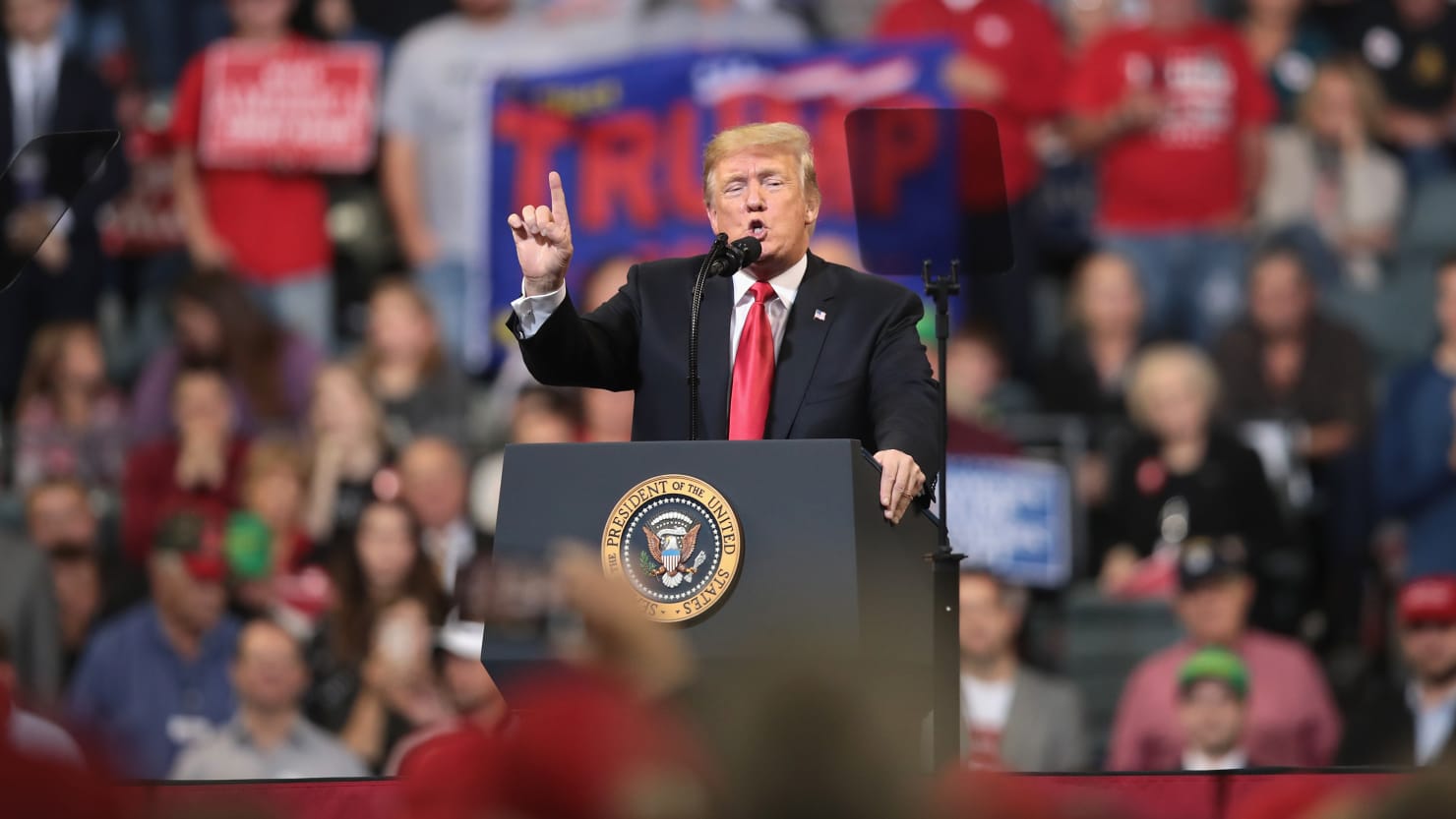 Trump Rally Security Tells Supporters to Stop the QAnon Finger Raising – The Daily Beast