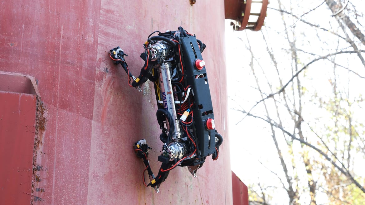 This Magnetic Robot Quickly Crawls Up Walls Like a Spider