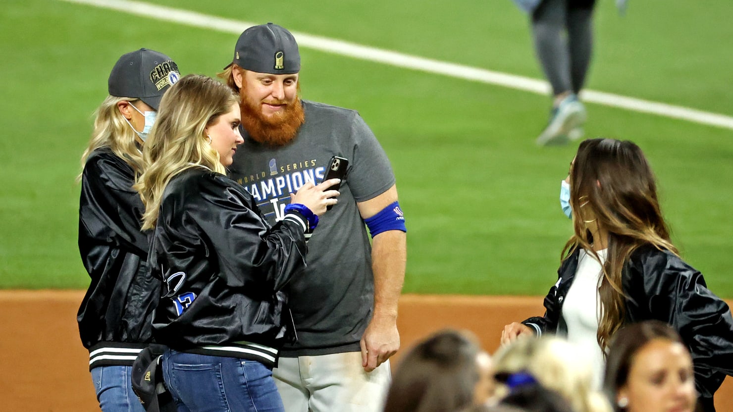 Justin Turner celebrates with Dodgers on field after positive COVID test