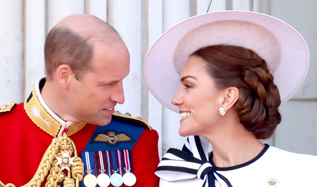 2024 年 6 月 15 日，威尔士亲王威廉王子和威尔士王妃凯瑟琳在英国伦敦白金汉宫举行的皇家军队阅兵仪式上站在阳台上。