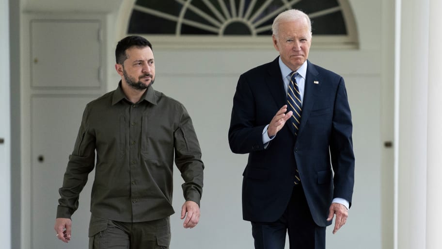 Ukrainian President Volodymyr Zelensky (L) walks with U.S. President Joe Biden down the colonnade to the Oval Office.