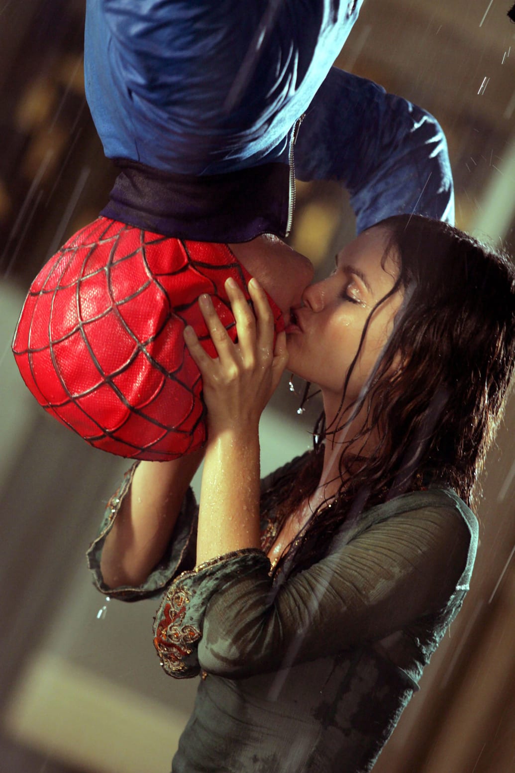 A picture of Adam Brody and Rachel Bilson in ‘The O.C.' doing the upside down Spider-Man kiss in the rain