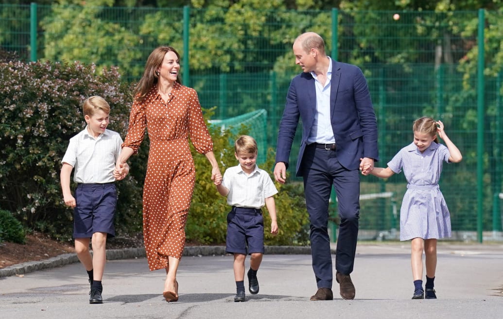 El Príncipe George, la Princesa Charlotte y el Príncipe Louis de Gran Bretaña, acompañados por sus padres, el Príncipe William y Catherine, Duquesa de Cambridge, llegan para una tarde de instalación a la Escuela Lambrook, Gran Bretaña, el 7 de septiembre de 2022.