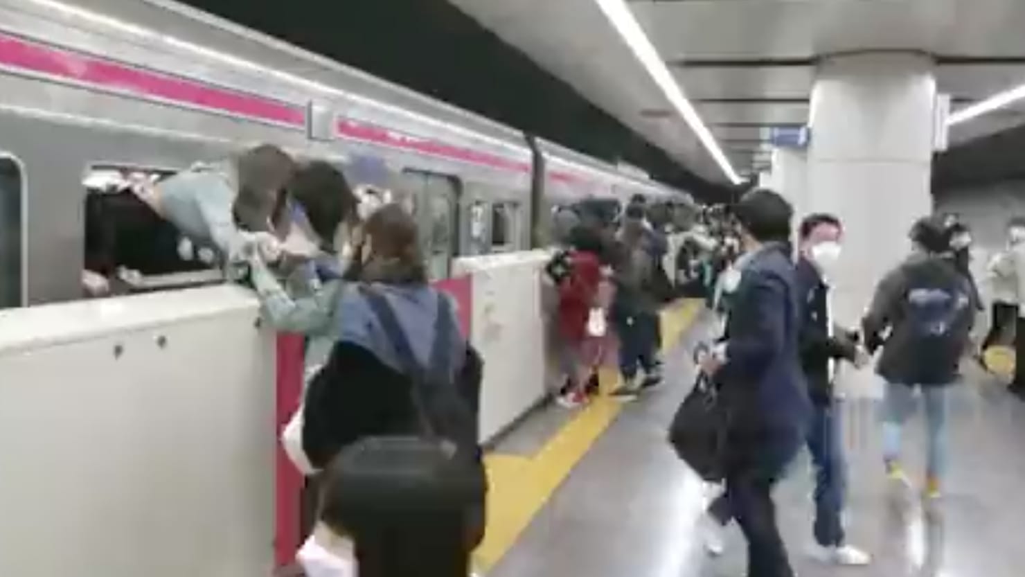 Кадры первых минут нападения. Поезд метро Токио. Токийский метрополитен. Станции метро Токио.