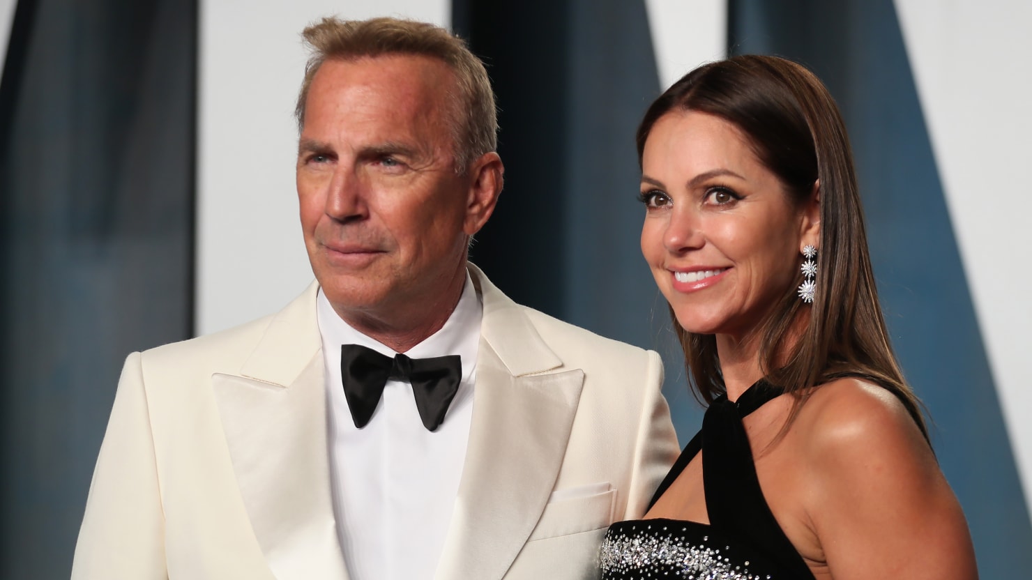 1480px x 832px - Kevin Costner Says His Estranged Wife Won't Vacate Their House: Here's  What's Happening | Glamour