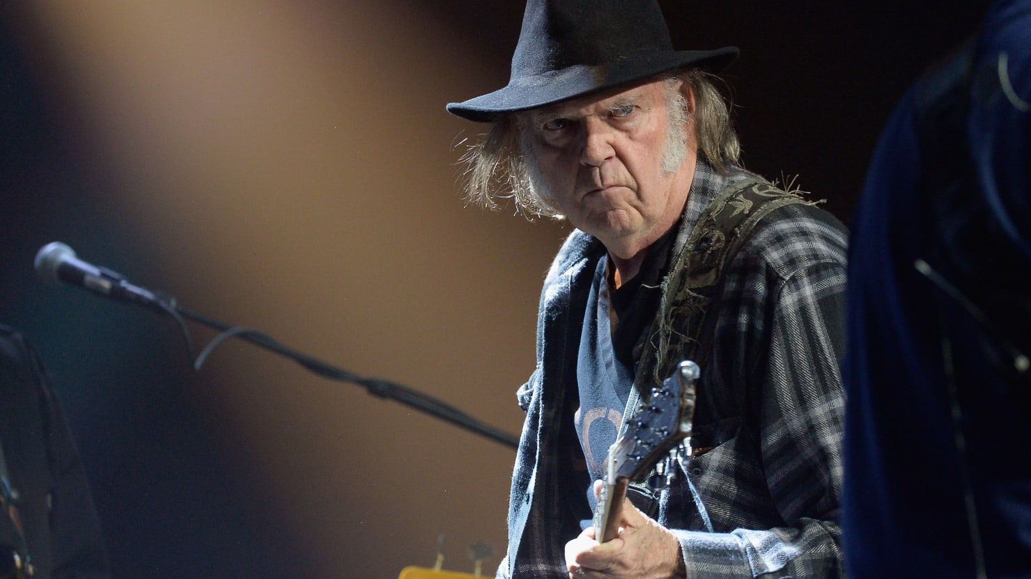 Neil Young Demands His Music Be Pulled From Spotify Over Vaccine ...