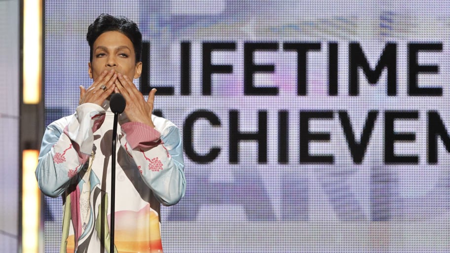 Rock and pop star Prince blows a kiss as he accepts the Lifetime Achievement award at the 2010 BET Awards in Los Angeles June 27, 2010.