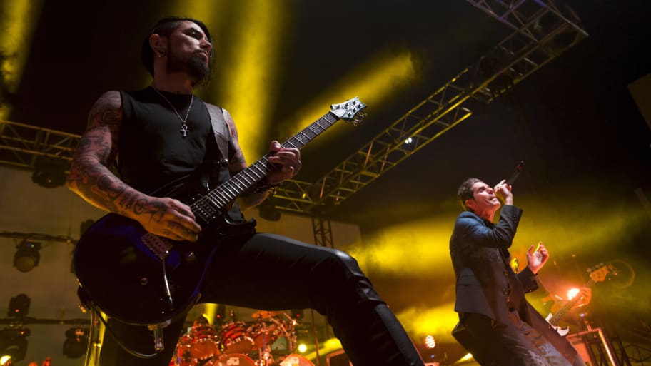 From left: Dave Navarro and Perry Farrell of Jane's Addiction perform in Los Angeles, California June 1, 2015.