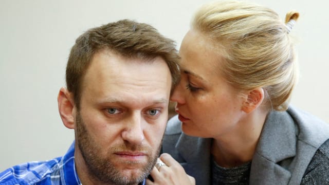 Russian opposition leader Alexei Navalny and his wife Yulia attend a hearing at the Lublinsky district court in Moscow, Russia, April 23, 2015.