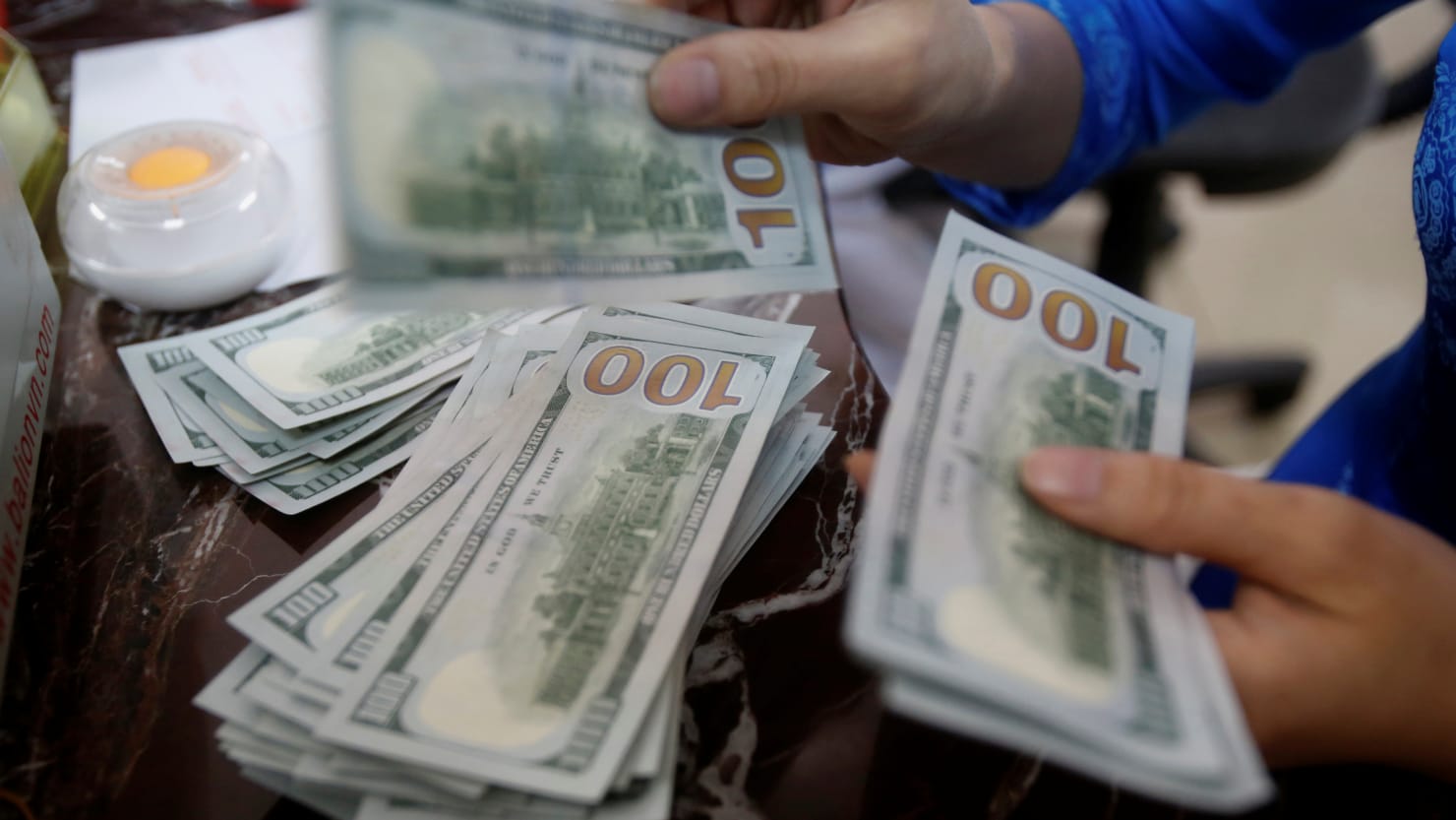 Рубли на доллары это покупка или продажа. Фотография денег. Скупка валюты. Наличные евро. Доллар фото.