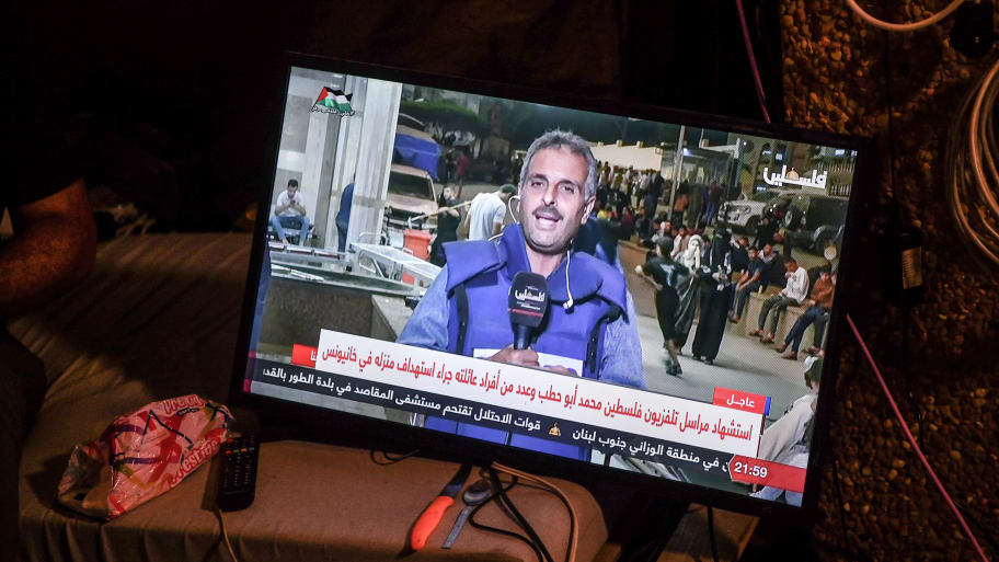 Palestinian channel announces the news of Palestine TV correspondent Mohammed Abu Hatab's death