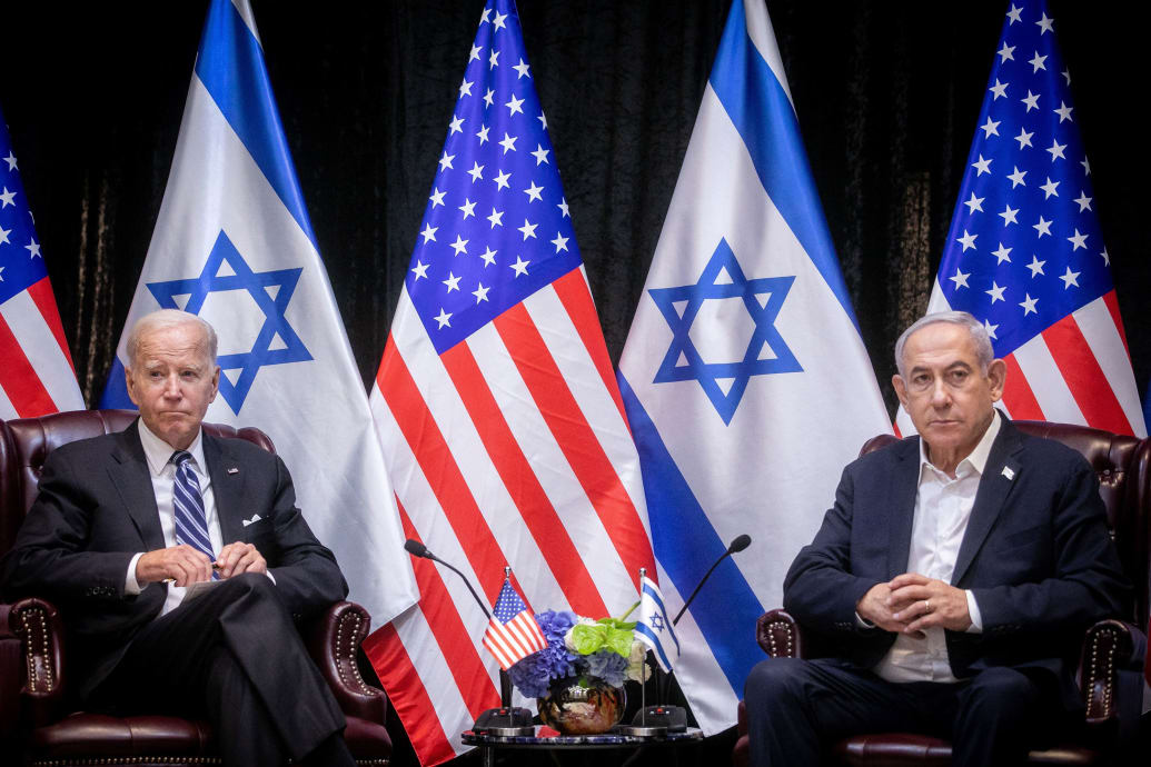 A photo of Joe Biden with Benjamin Netanyahu 