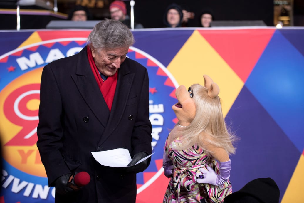 Tony Bennett and Miss Piggy at 2016's Macy's Day Parade