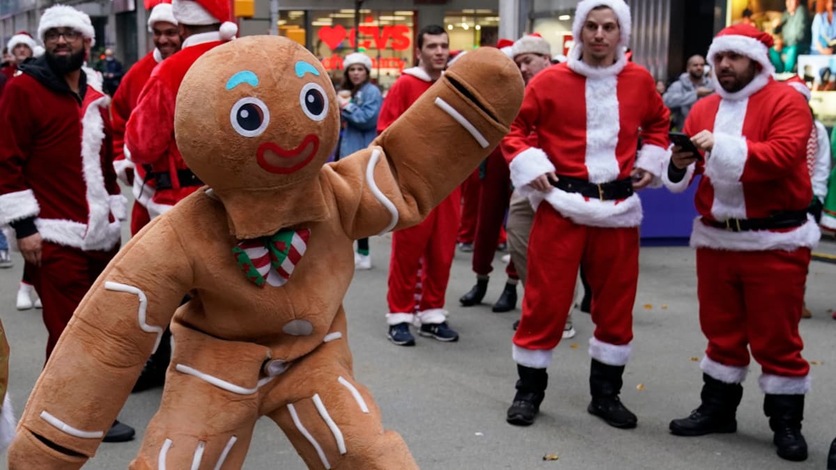 SantaCon Returns to NYC With Drunk Frat Bros Looking for Sex With an Elf photo image