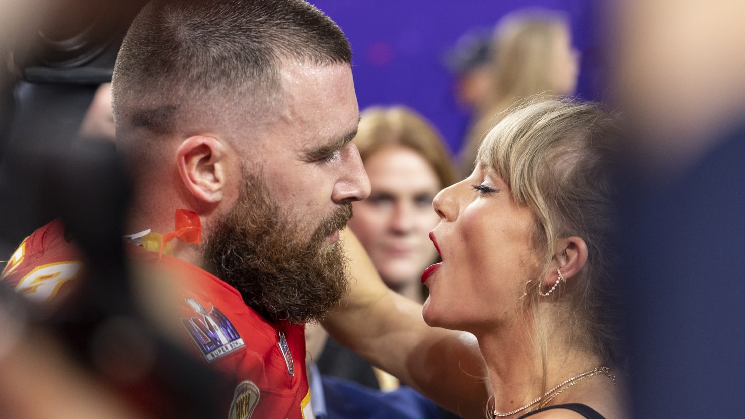 Travis Kelce PR says Taylor Swift’s ‘Showmance’ contract is fake