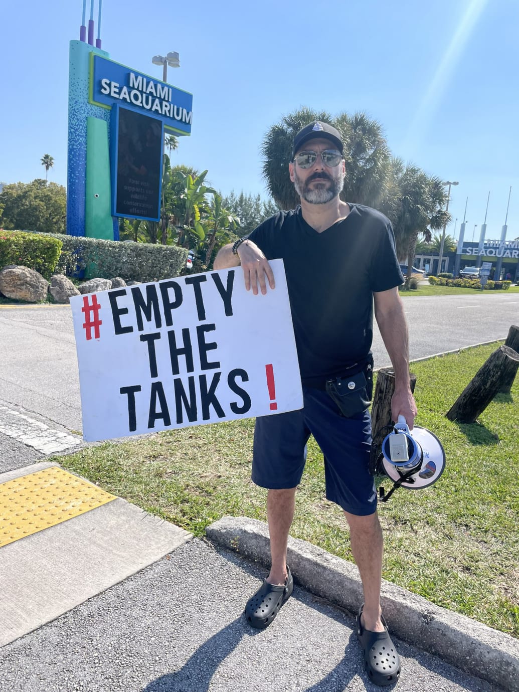 Phil Demers protesting outside Miami Seaquarium.