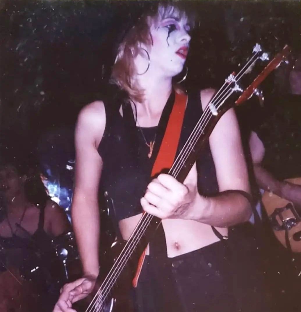 Lisa Roberts playing bass in Hole.