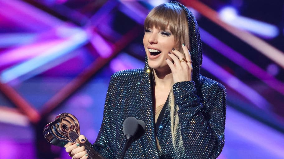 Taylor Swift is the first woman in history to simultaneously have four albums in the U.S. Top 10 after releasing ‘Speak Now (Taylor’s Version)’