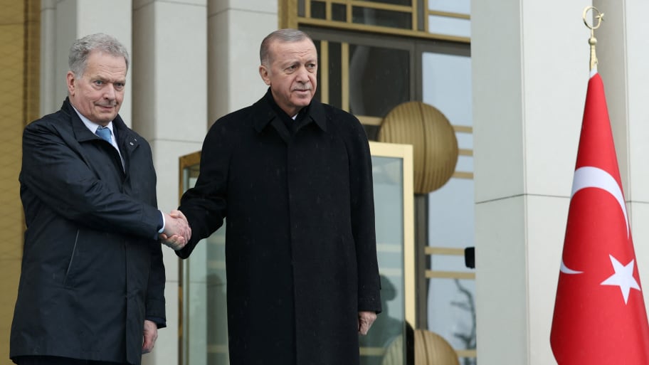 Turkey's President Tayyip Erdogan and Finland's President Sauli Niinisto shake hands during a welcoming ceremony in Ankara, Turkey March 17, 2023. 