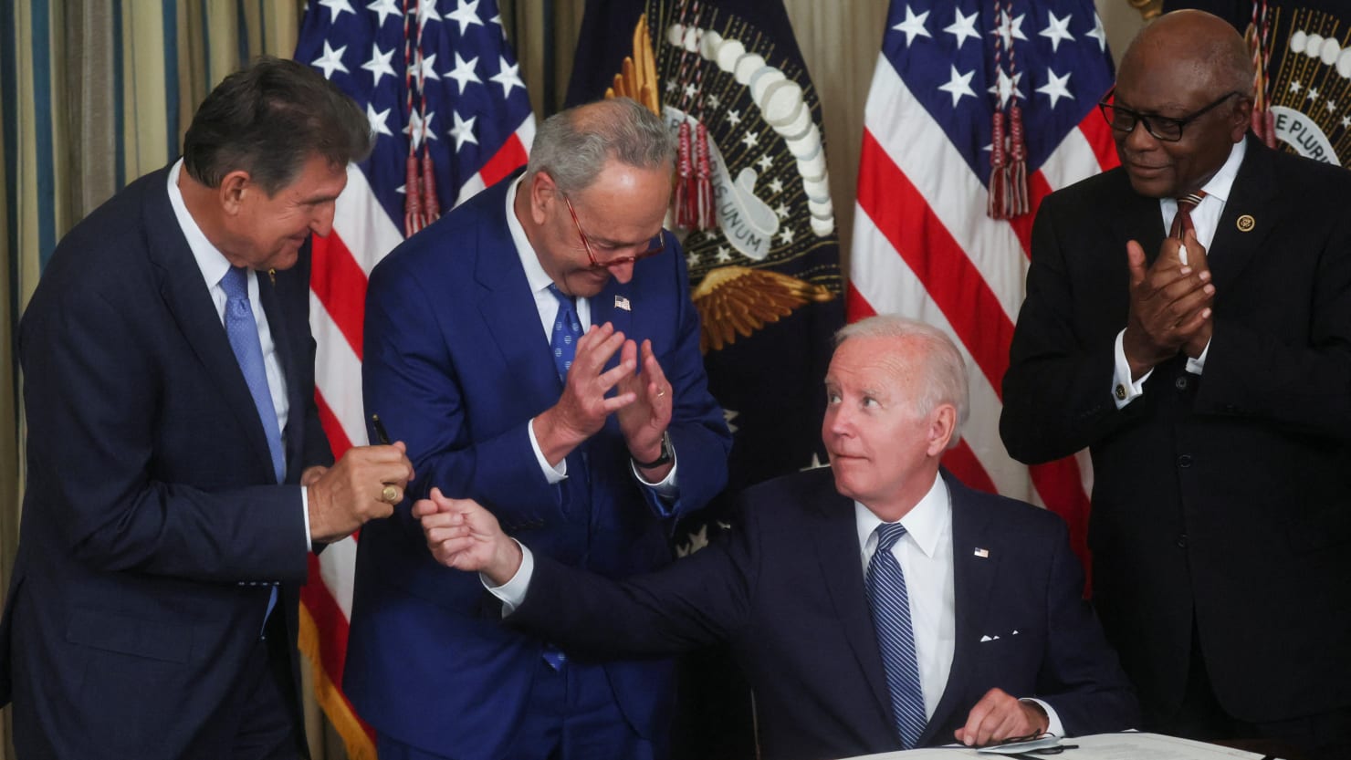 Biden Gifts Manchin Pen He Used to Sign Massive Climate Bill – The Daily Beast