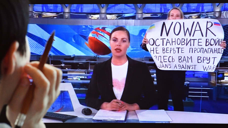 Russian Journalist Marina Ovsyannikova Escapes House Arrest After State Tv Protest Against 