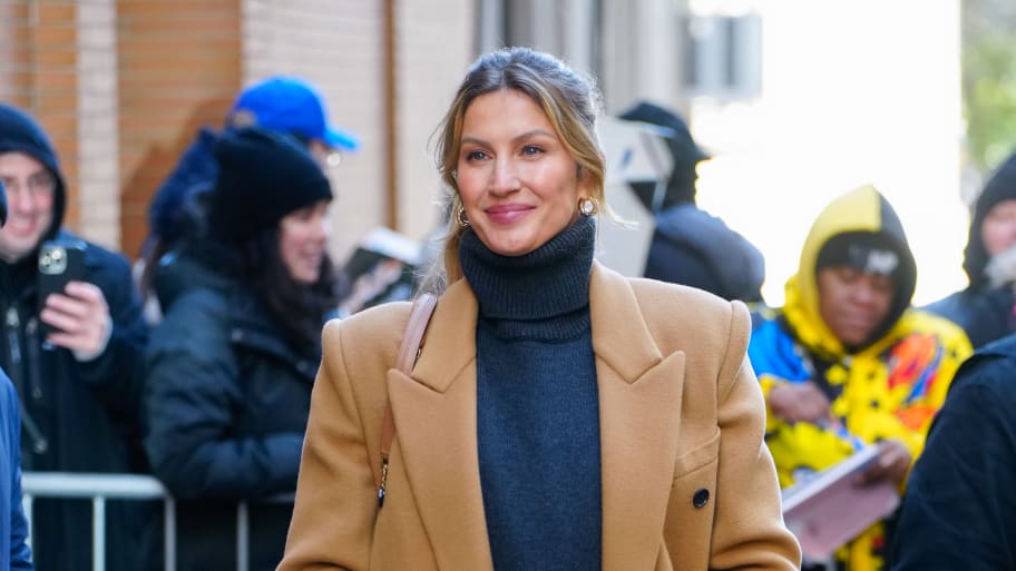 Supermodel Gisele Bundchen appears at The View’s studios in a camel coat and navy turtleneck. 