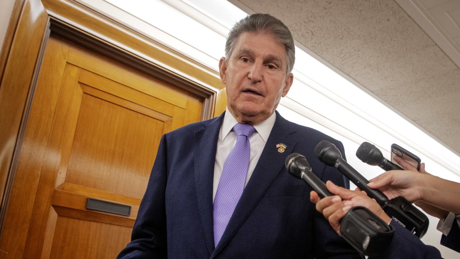 Joe Manchin Embarks on Victory Tour for Dem Bill He Initially Tanked – The Daily Beast