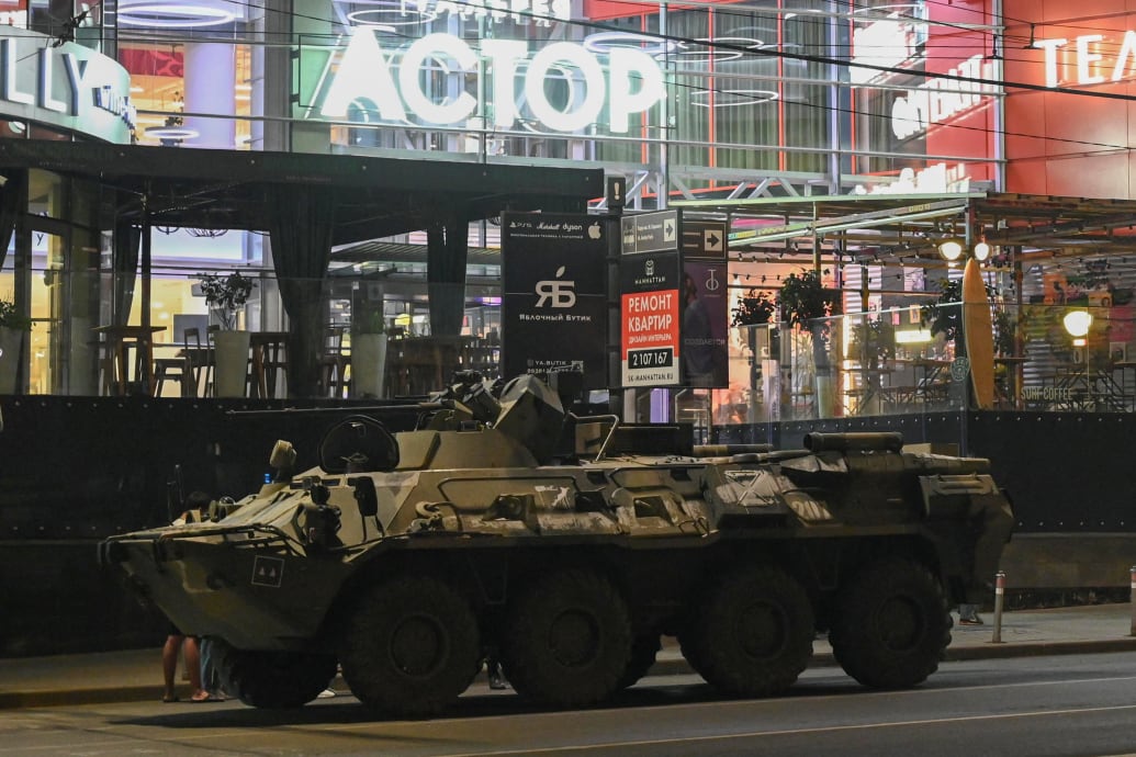 Un vehículo blindado de transporte de personal se ve junto a un centro comercial en Rostov-on-Don, Rusia, el 24 de junio.