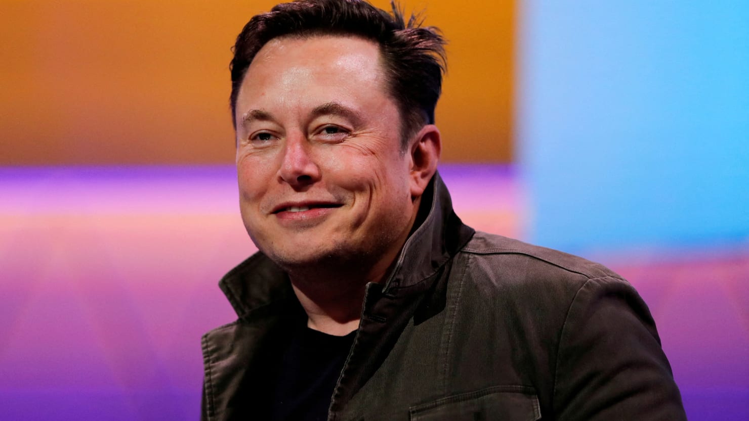 Chief Twit' Elon Musk Lugs a Sink Into Twitter Headquarters
