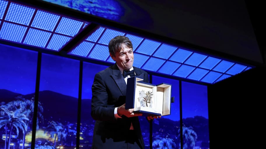 US director Sean Baker poses after winning the Palme d'Or for the film "Anora" during the Closing Ceremony at the 77th edition of the Cannes Film Festival in Cannes, southern France, on May 25, 2024. 