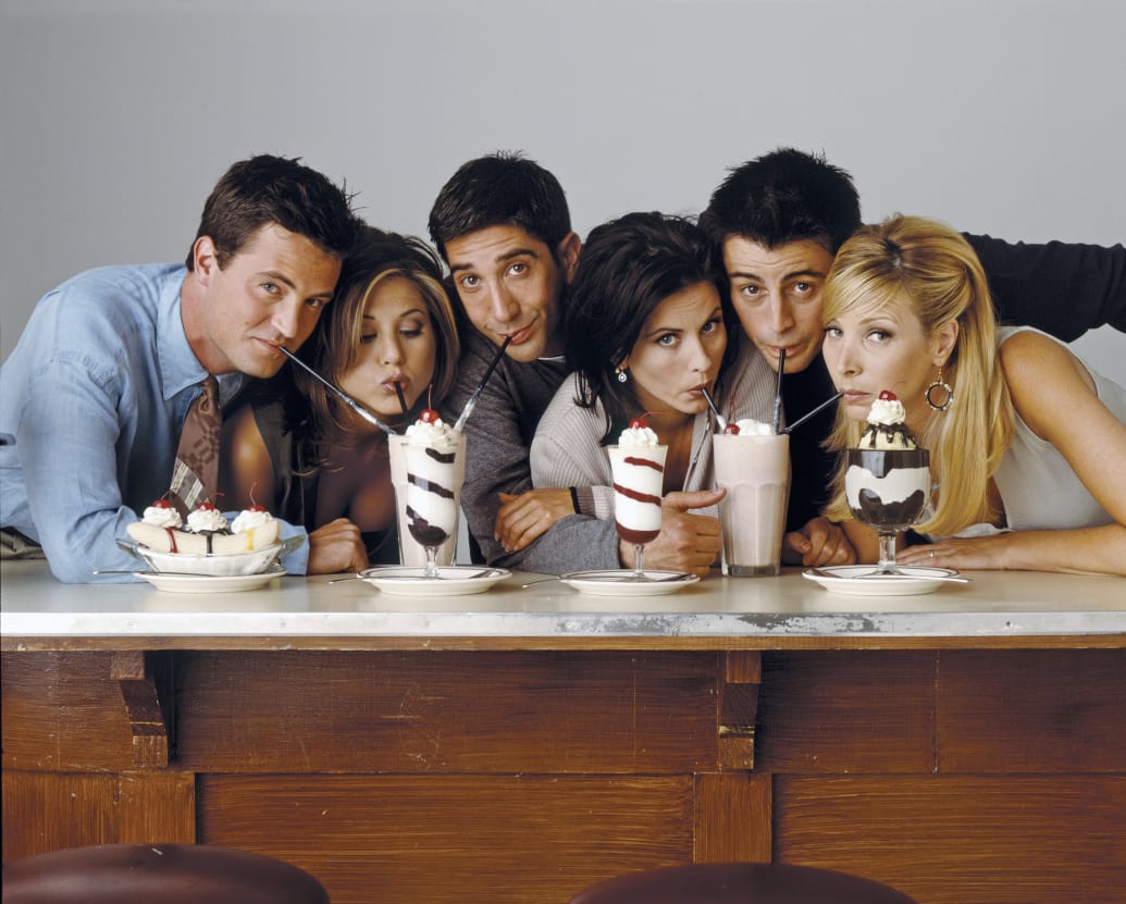 Matthew Perry, Jennifer Aniston, David Schwimmer, Courteney Cox, Matt Le Blanc and Lisa Kudrow sip milkshakes together.