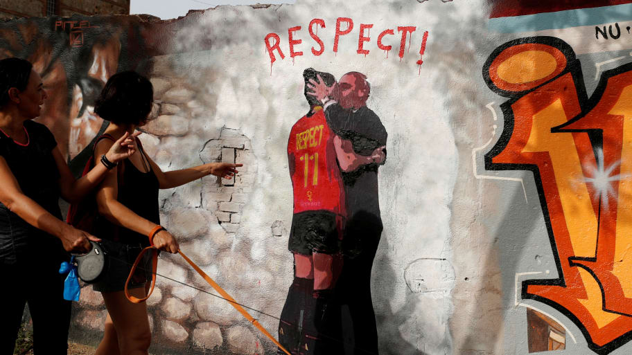 A mural depicting Spanish FA chief Luis Rubailes kissing player Jenni Hermoso during World Cup celebrations.